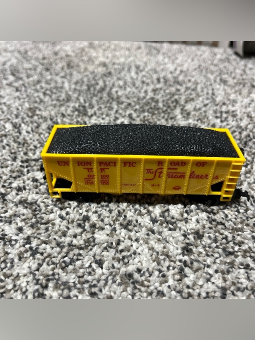 Life-Like HO SCALE UNION PACIFIC STREAMLINERS U.P. 32100 YELLOW HOPPER VINTAGE